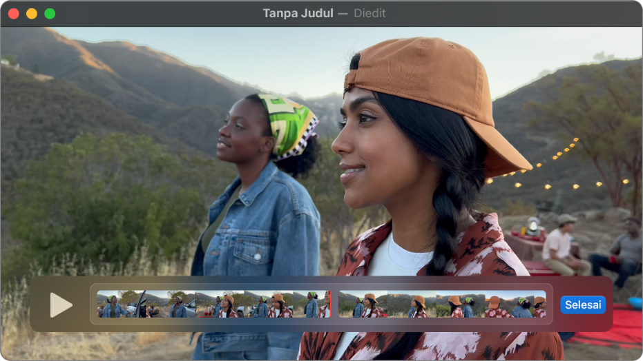 Jendela QuickTime Player dengan editor klip ditampilkan di bagian bawah.