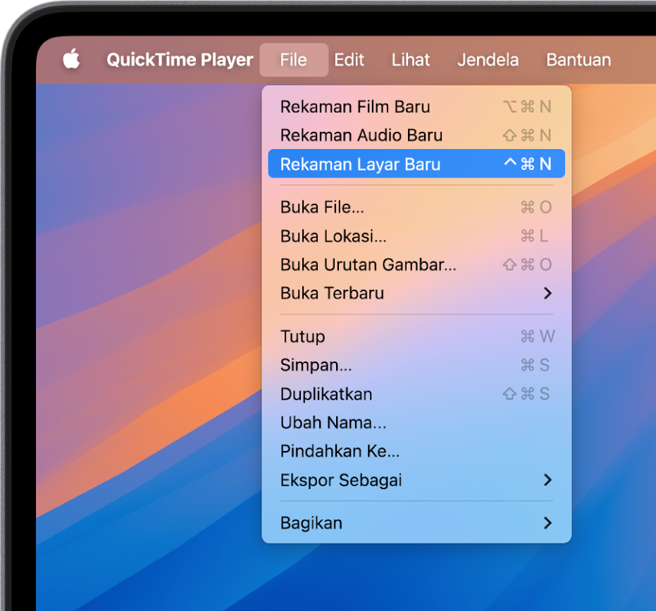 Di app QuickTime Player, menu File dibuka, dan perintah Rekaman Layar Baru dipilih untuk mulai merekam layar.