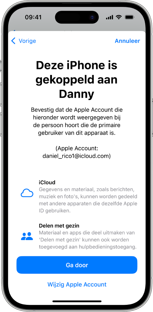 Een iPhone met de Apple Account die aan het apparaat is gekoppeld en informatie over het gebruik van iCloud en 'Delen met gezin' in combinatie met hulpbedieningstoegang.