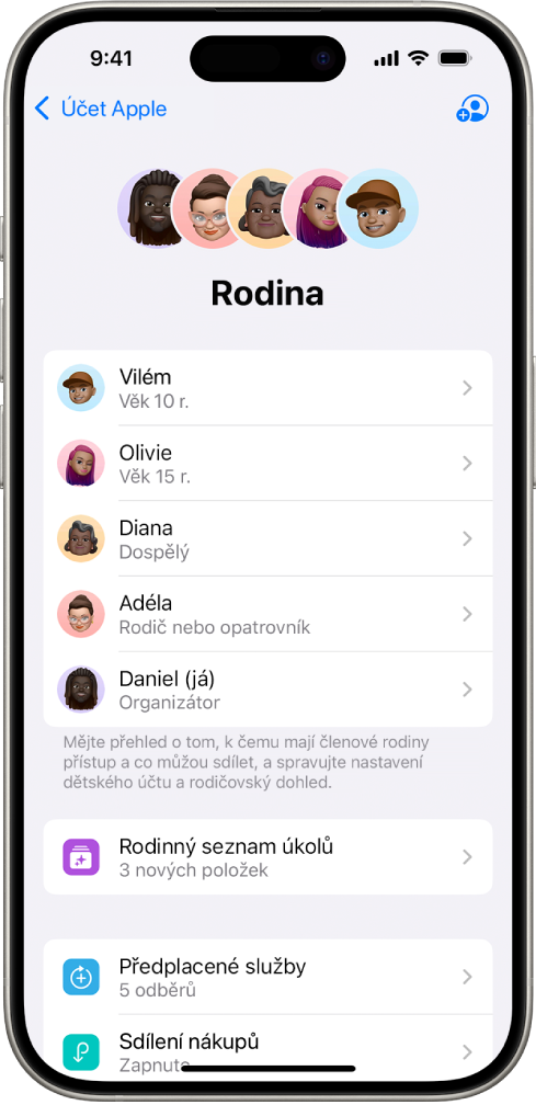 Obrazovka Rodinné sdílení v Nastavení. V seznamu je uvedeno pět členů rodiny a čtyři předplacené položky, které rodina sdílí.
