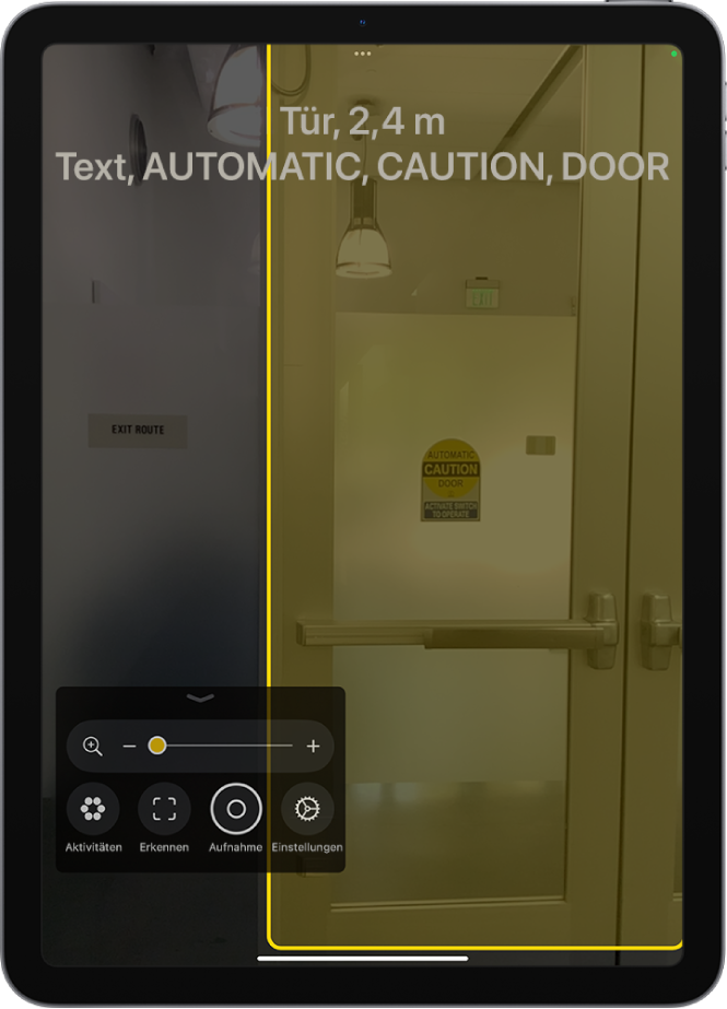 Die App „Lupe“ ist geöffnet und auf ihr wird eine Tür erkannt. Eine Beschreibung zeigt, wie weit die Tür entfernt ist und welcher Text neben der Tür steht.