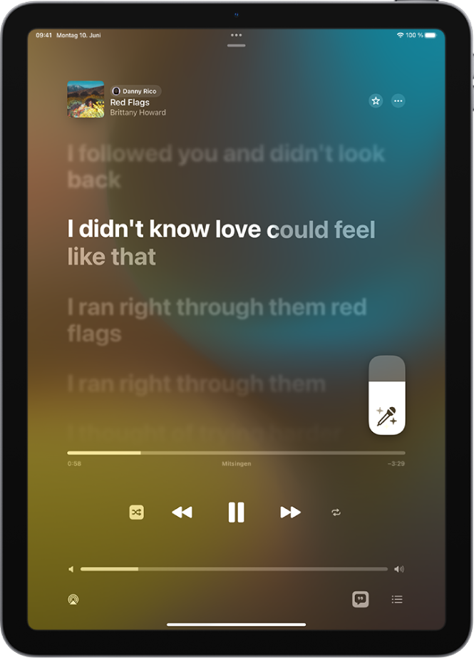 Der Bildschirm „Jetzt läuft“ mit dem Schieberegler für Apple Music Sing rechts neben dem Liedtext. Der aktuelle Text wird hervorgehoben.
