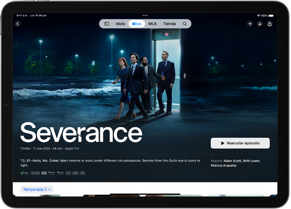 La pestaña Apple TV+ mostrando un elemento destacado Apple Original con el título, el botón Reproducir y una descripción del episodio. En la parte superior de la pantalla, de izquierda a derecha, se encuentran las pestañas Inicio, Apple TV+, MLS, Tienda y Buscar.