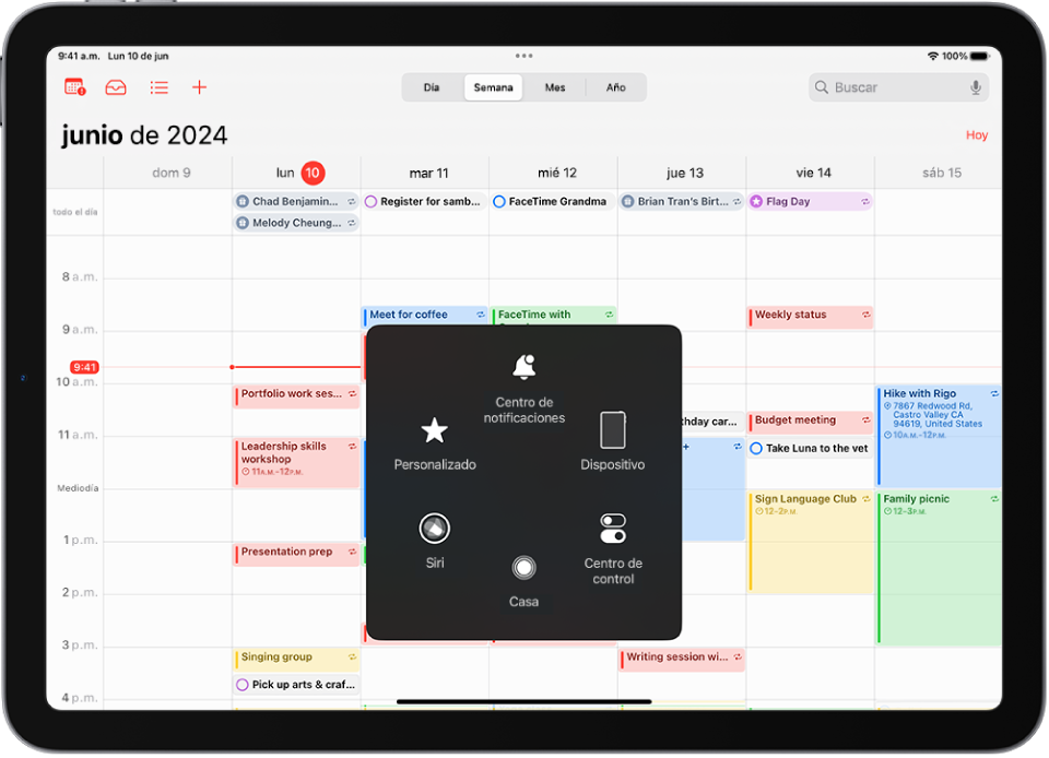 Un iPad con el menú de AssistiveTouch abierto, donde están los controles para centro de notificaciones, dispositivo, centro de control, inicio, Siri y personalizado.