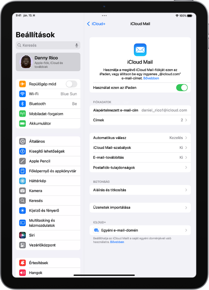 A Beállítások appban az iCloud Mail képernyő van megnyitva. A menü alján az Egyéni e-mail-domén opció látható.