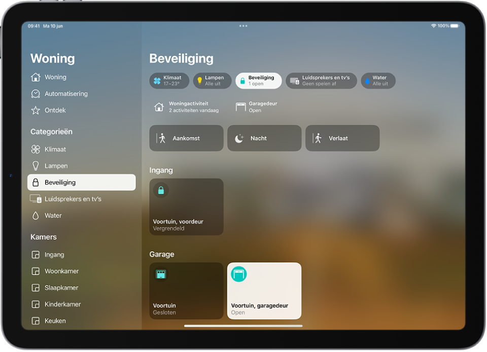 De Woning-app met aan de linkerkant de navigatiekolom. 'Beveiliging' is gemarkeerd. Aan de rechterkant is de knop voor de categorie 'Beveiliging' gemarkeerd. Eronder staan beveiligingsaccessoires zoals sloten en garagedeuren.