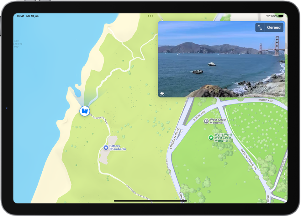 Een verplaatsbaar 360-gradenpanorama wordt weergegeven boven een kaart van het gemarkeerde gebied in de Kaarten-app. Het symbool 'Kijk rond' wordt weergegeven op de kaartpunten in de kijkrichting.