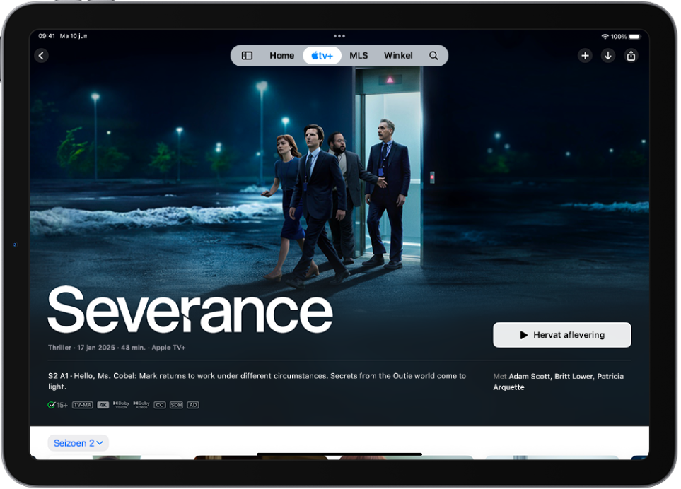 Het tabblad 'Apple TV+', met een uitgelichte Apple Original, de titel, de afspeelknop en een beschrijving van de aflevering. Boven in het scherm staan van links naar rechts de tabs 'Home', 'Apple TV+', 'MLS', 'Store' en 'Zoek'.