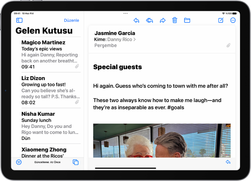Mail uygulamasının açık olduğu bir iPad. Büyük, kalın bir metinle e-postalar görüntüleniyor.