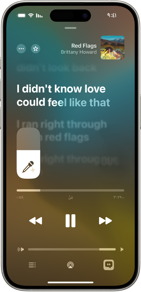شاشة "قيد التشغيل" يظهر بها شريط تمرير Apple Music Sing على يسار كلمات الأغاني. يتم تمييز كلمات الأغنية الجاري تشغيلها حاليًا.